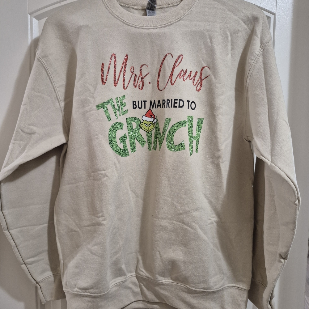 Cream 'Mrs. Claus But Married to The Grinch'‎ Sweater